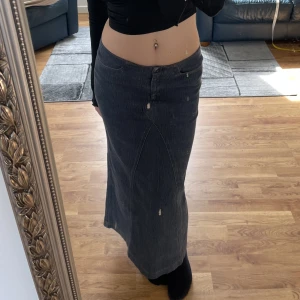 Jeans kjol  - Väldigt snygg jeans kjol. Älskar att materialet är stretchigt och det gör att det sitter perfekt runt höfterna och midjan. Skriv gärna om ni har frågor ✨