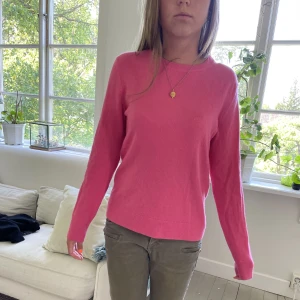 Kashmir tröja från arket - Jättefin tröja i 100% kashmir från arket. Så fin till sommaren. Har två små fläckar vid handen men syns absolut inte tydligt!!