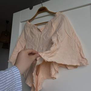 Underbara shorts köpta förra sommaren på second hand. Säljer då de har blivit för små, annars skulle jag 100% behållt! Ser ut lite som en kjol på🌷Färgen skulle jag säga är rabarberrosa, underbar