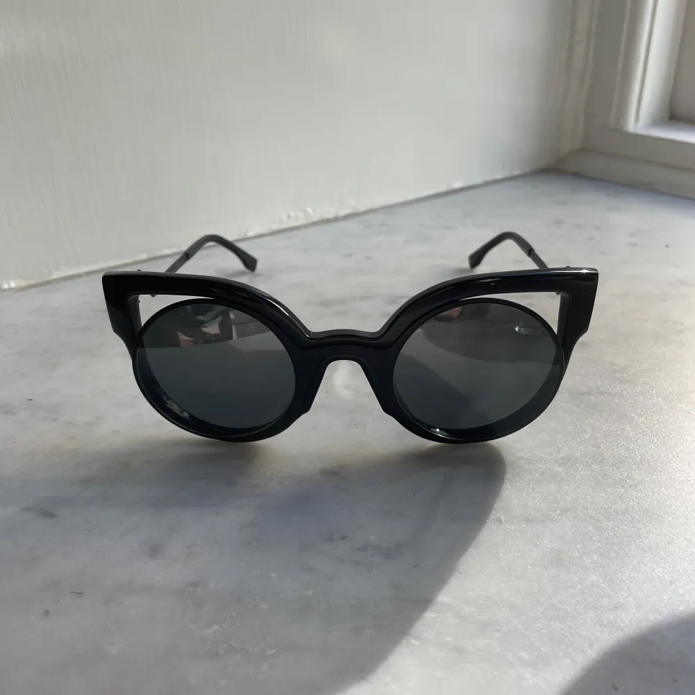Säljer mina solglasögon från 2018, använda 1 gång. Säljs på grund av att jag ej använder dessa! Ingen repa och allt kommer med som på bilden . Övrigt.