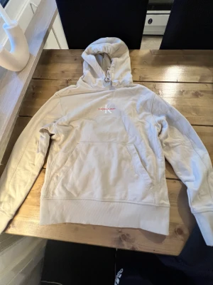 Calvin Klein hoodie - En somrig beige hoodie av Ck