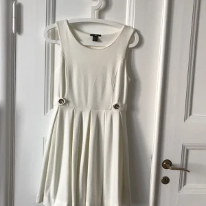 H&M klänning stl.S - H&M klänning i stl. S Finns att hämta i centrum kan även skicka mot porto 