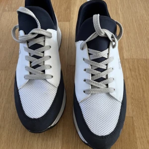 Vit/ blå Sneaker by rieker strl 39 - Vit/ blå Sneaker by rieker strl 39 Använda ett fåtal gånger