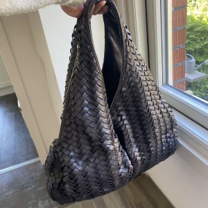 Bottega veneta bag - Flätad väska likt bottega veneta bag. Har några defekter vid handtaget där det flätade gått upp lite. 