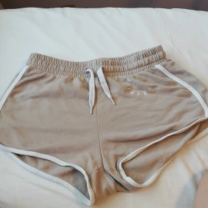 Shorts  - Väl använda lite slitna shorts från hm. Nytvättade. 