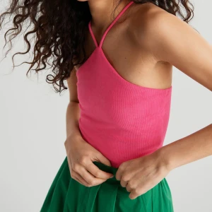 Rosa linne från ginatricot - Ribbat linne med dubbelttyg på framsidan. Är i jättebra sick och använt fåtal gånger. 