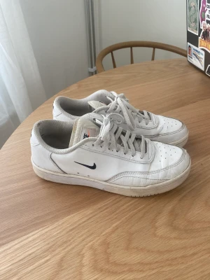 Nike tennis shoes - Ett par skor i stl 38.5 från nike. Använda men inga skador, enbart lite smutsiga men kan lätt tas i tvättmaskin med en tvättpåse. Supersköna och stilrena! 