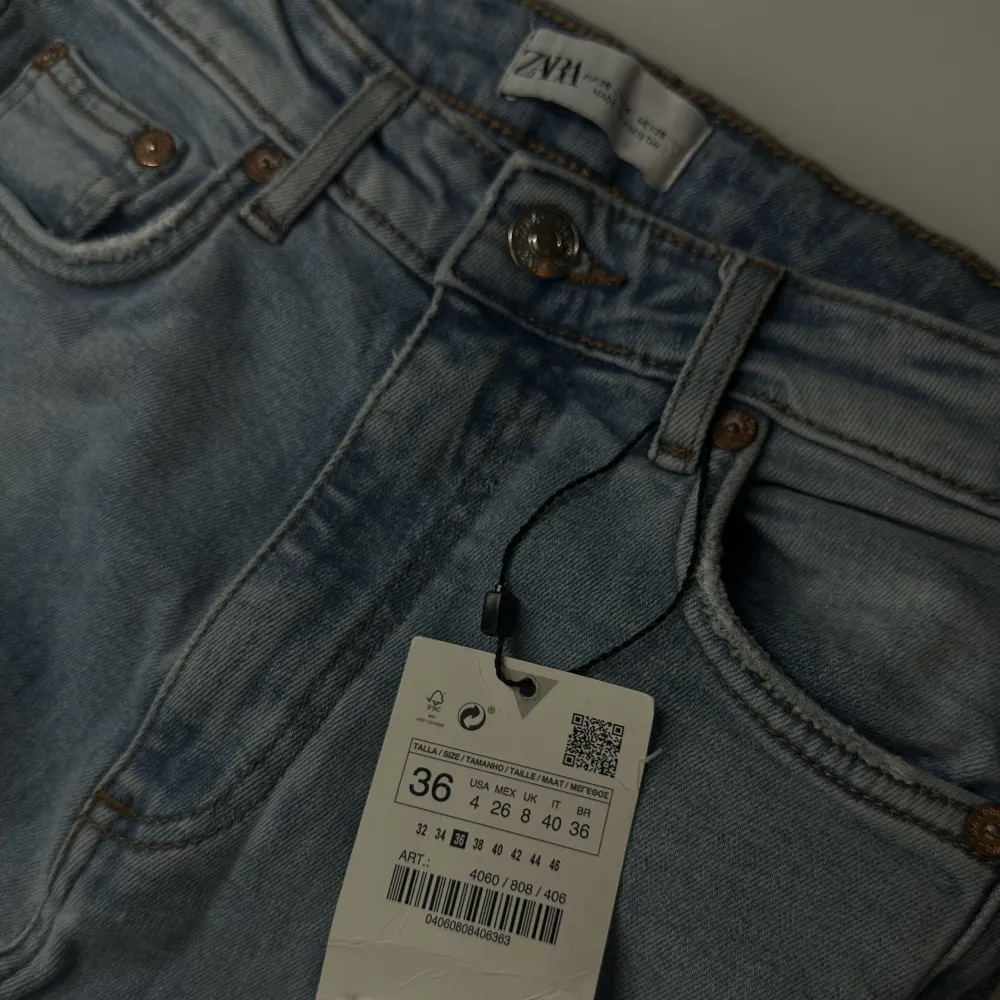 Superfina jeans, aldrig använda prislappar kvar.  Köpta för 359kr. Jeans & Byxor.