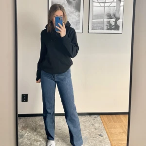 Zara jeans  - Säljer dessa super snygga mörkblå zara jeans som är helt raka i modellen! 💙 Passar super på mig som är 164 lång!💙 Nypris: 399kr  Storlek: 34 