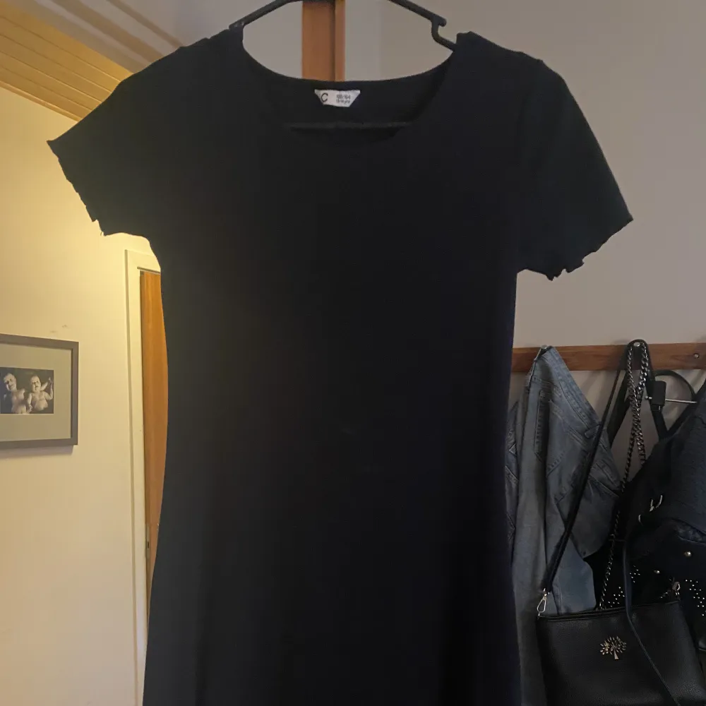 Säljer min svarta klänning från Cubus som inte kommer till användning💗 Storlek XS-M. Klänningar.