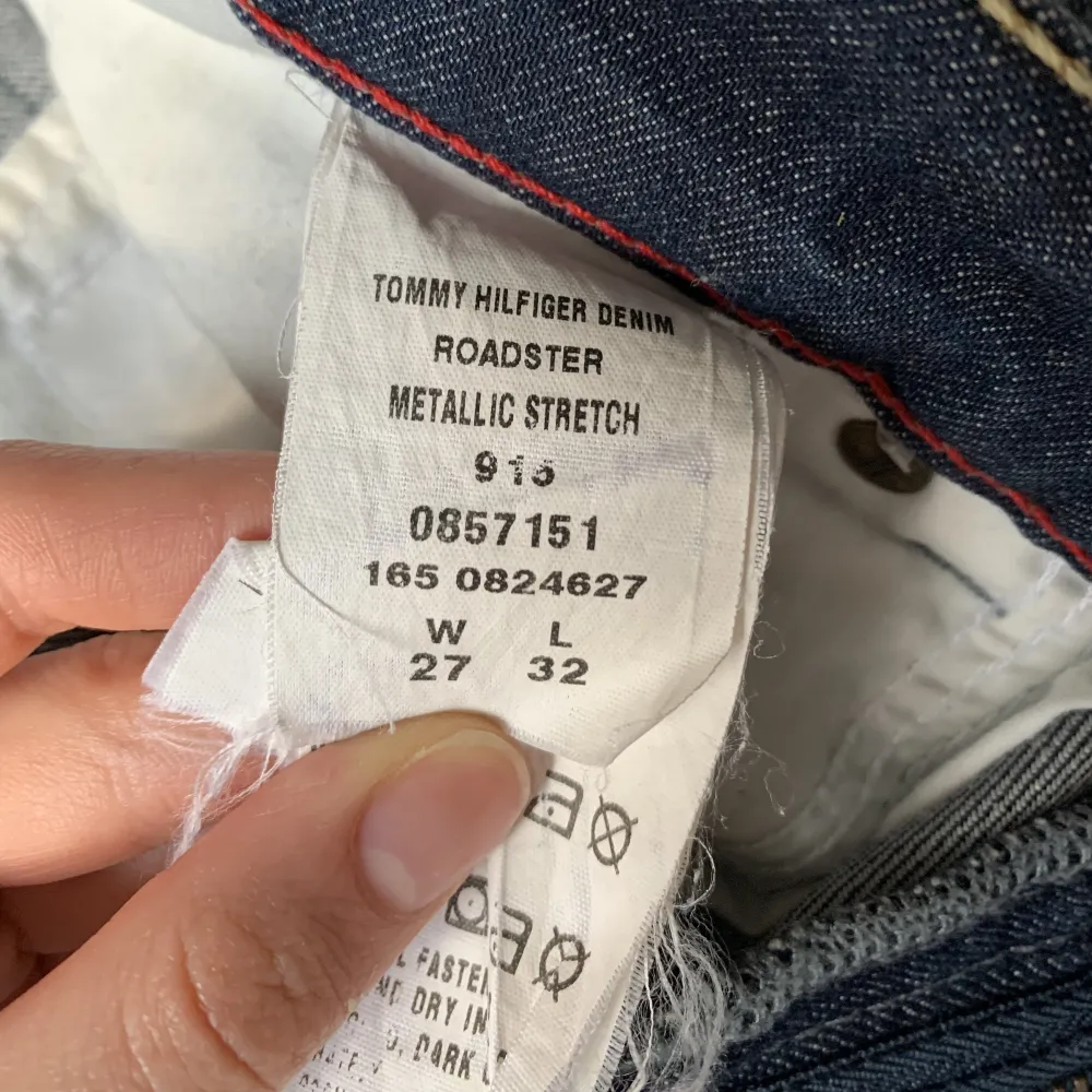 Säljer dessa jättefina mörkblåa, lågmidjade Hilfiger jeans. De har fina bakfickor och är tyvärr för stora för mig. 💞👖 Ineebenslängd: 32 Midjemått: 27 Köpare står för frakt, och möts inte upp. . Jeans & Byxor.