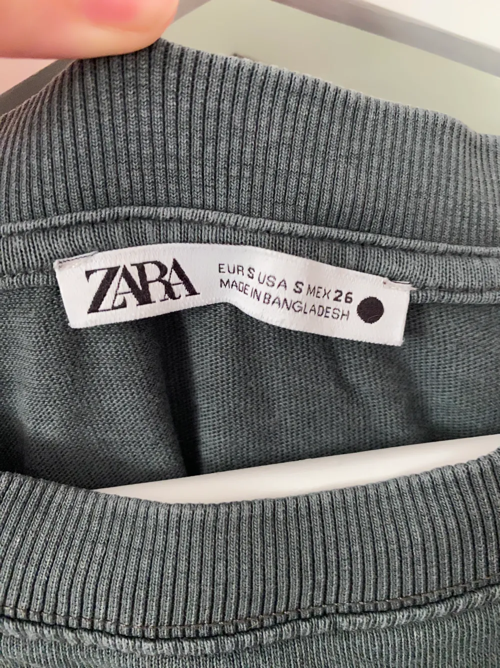 Tröja från Zara, finns en liten fläck vid vänstra axel och vet ej vad det är. . T-shirts.