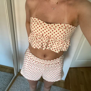 Sett  - Prickigt sett. Köparen står för frakten. Både shorts och topp i storlek M. 