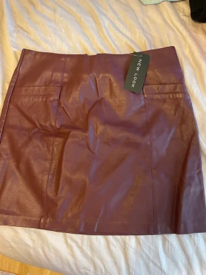 Mörkröd skinnkjol helt ny - Aldrig använd Jätte fin till hösten!