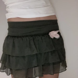 volang kjol - grå-grön aktig volangkjol med liten blomma. för mig är den lågmidjad. vet inte vart den är köpt. 💕liknar meet me there kjolarna. OBS!! ganska kort för mig som är 160cm. skulle säga att den är i storlek xxs. 