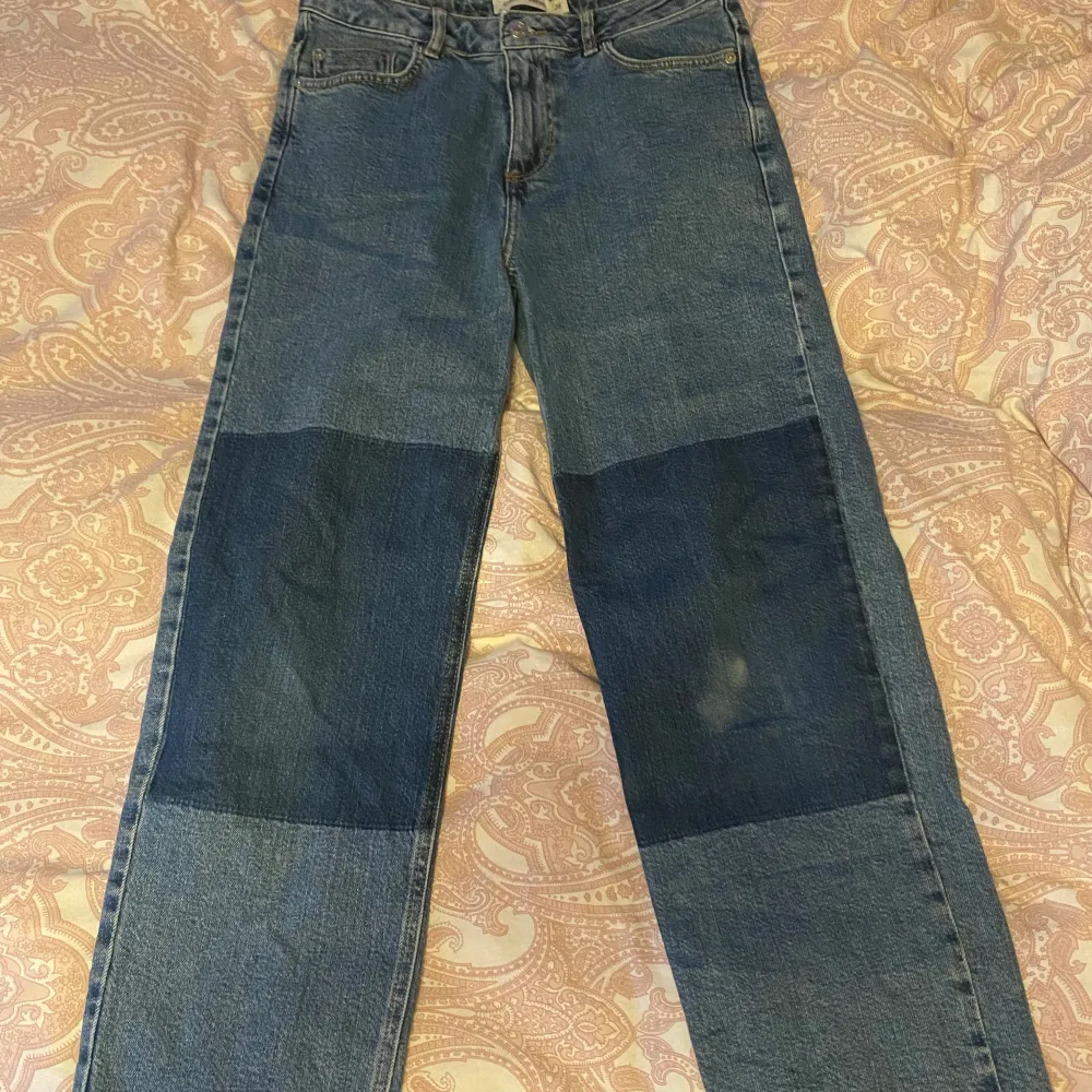 Säljer mina Carin Wester jeans pga att de är för korta. Det är en vit ”prick” på ena knät eftersom jag fått en salt fläck på den.👖❤️💕💗köparen står för frakt ❤️. Jeans & Byxor.