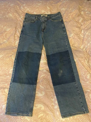 Carin Wester jeans - Säljer mina Carin Wester jeans pga att de är för korta. Det är en vit ”prick” på ena knät eftersom jag fått en salt fläck på den.👖❤️💕💗köparen står för frakt ❤️