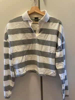 Tröja  - En kortare tröja med långa armar och krage 