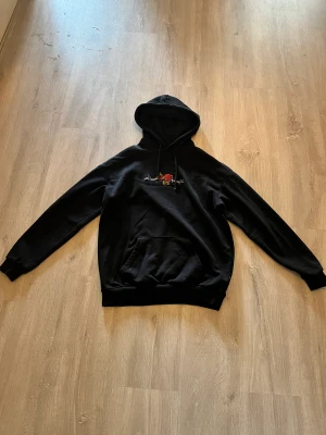 Hoodie - Säljer min svarta hoodie i och med att jag inte använder den så mycket. 