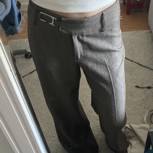 Vintage kostymbyxor - Vintage kostymbyxor, köpta på sellpy men i nyskick. Använda 1 gång. Superfint detaljspänne, low waist. Säljer för 150 kr eller bud 