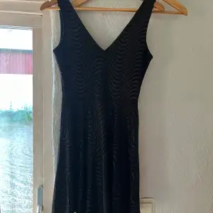 Säljer denna supersnygga svarta glittriga klänningen. Köpt på Nelly för flera år sedan.  Köpte för 599 kr, säljer för 299 kr. Väldigt fint skick! 