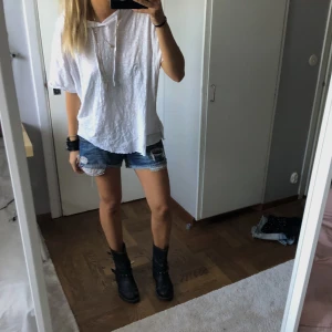 Svarta boots - Svarta boots med nitar. Så coola men lite slitna. Frakt ingår inte 