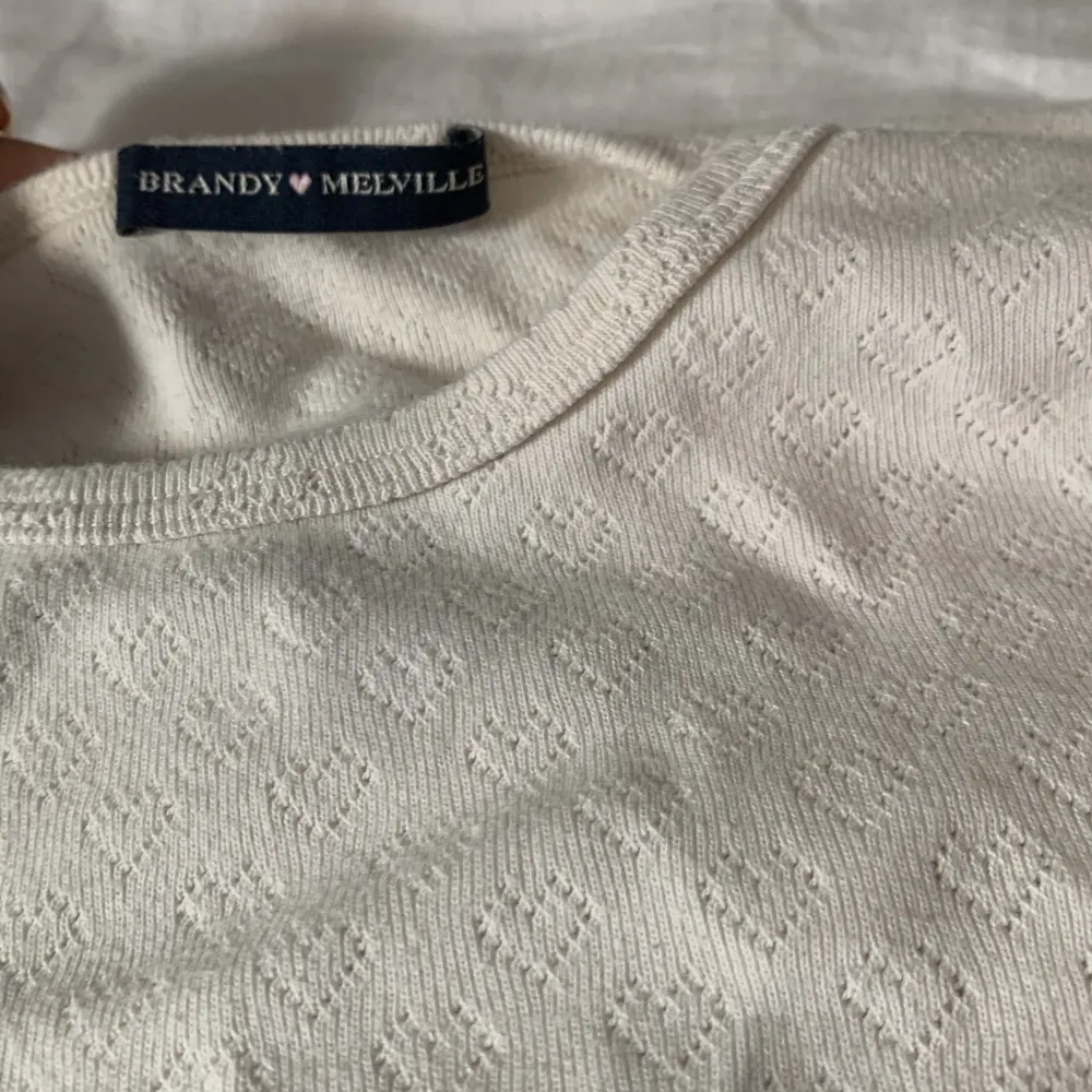 Säljer nu min jättefina tröja från brandy Melville med små hjärtan som detaljer, storlek S☺️. Toppar.