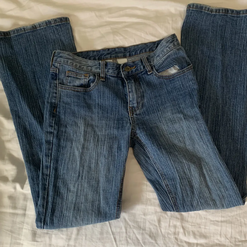 Säljer ju ett par jeans från brandy Melville i modellen Brielle 90’s. Små slitningar längst ner på byxorna. Storlek S☺️. Jeans & Byxor.