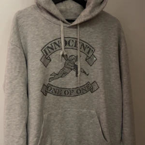 One of one hoodie - Säljer nu min sparsamt använda one of one hoodie i strl medium, tröjan är i väldigt bra skick ut över att 2st stenar har lossnat. Men det är inget som syns! 