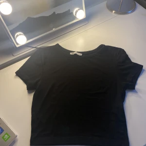 Svart crop top - Asskön svart crop top fron zara, köpt kring ett år sedan. Säljer då den inte kommit till använding!💓💓 Köparen står för frakten och den räknas därav ut vid kontakt.