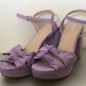 Tiamo skor - Knappt använda, enbart provade. 10 cm klack. 