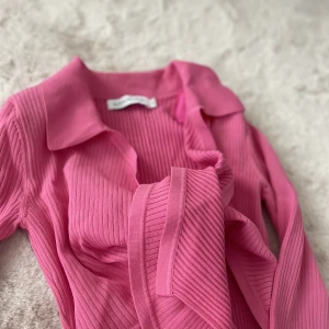 ADOORE klänning  - Aldrig använd! Snygg till någon med större byst. Supér skön klänning med stretchigt material 