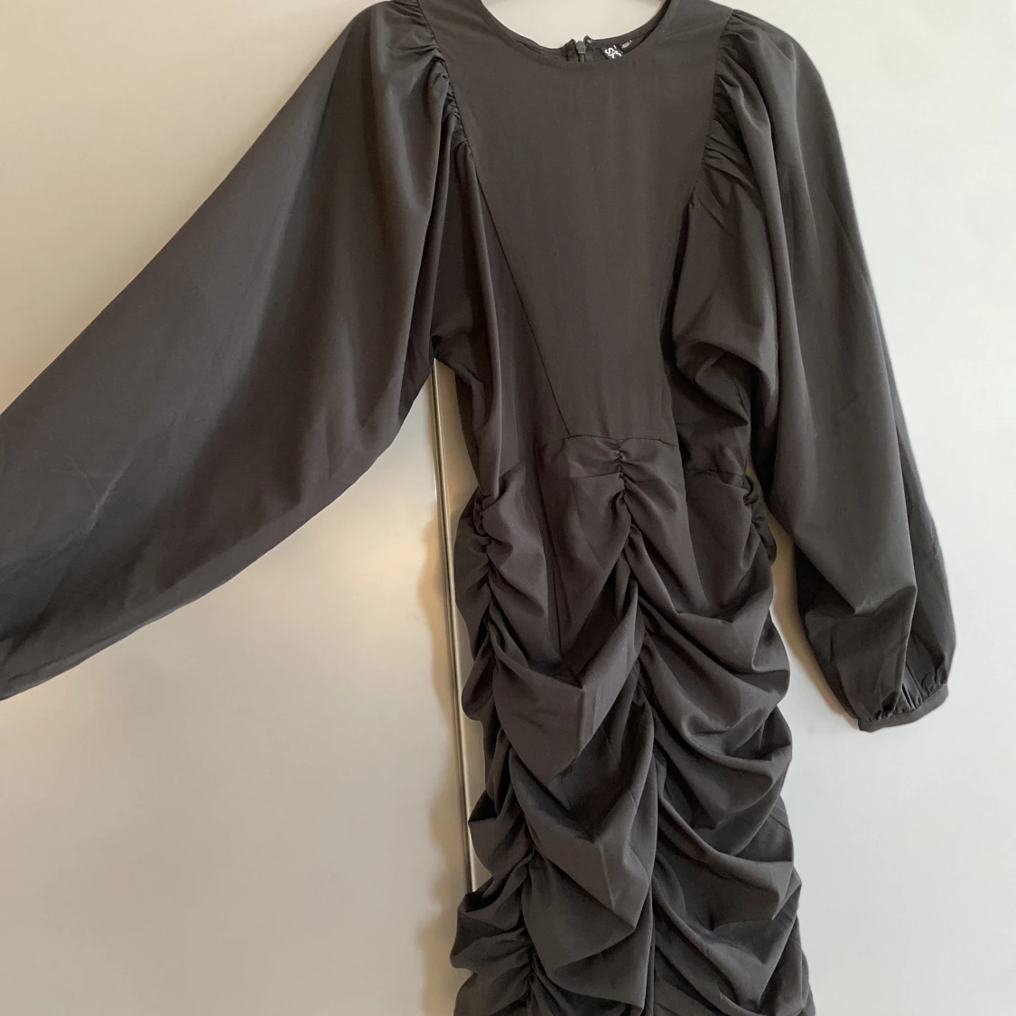 Svart kort klänning