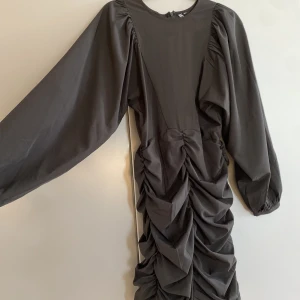 Svart kort klänning - Köpt från Vila Storlek S  Pris 70 kr  