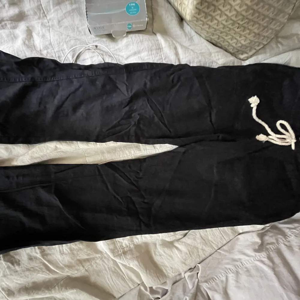 Svarta lågmidjade linnebyxor ifrån Roxy, midjemått: 40 cm tvärs över Innerbenslängden: 74 cm  Köpare står för frakt💞. Jeans & Byxor.