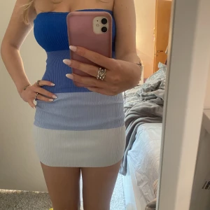 Klänning - Super snygg bandeau klänning med färgblock i storlek S💕💕