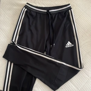Adidasbyxor  - Adidasbyxor, storlek s, Frakt tillkommer 🙌 Paketpris är möjligt. Kolla in andra kläder i profilen så fixar vi en super deal 🥰