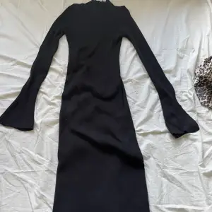 Långklänning från Gina Tricot som formar sig efter kroppen! Säljer då den inte kommer till användning och i mycket bra skick💞