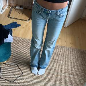 Intressekoll på mina super fina jeans från weekday i modellen arrow! De är slutsålda💘 De är w 25 l 32! 
