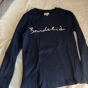 Tröja - Bra skick. Använt en gång. Pris kan diskuteras 