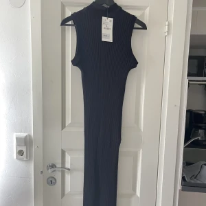 ZARA ribbad klänning  - Helt ny med prislapp kvar. 