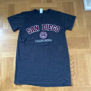T-shirt från San Diego - Storlek S