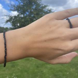 Ett svart pärlsmyckes kitt med en svart ring och armband du kan få båda för 20 eller ringen för 10kr och armband för 15kr, kontakta oss om de finns frågor eller om du är intresserad!🖤