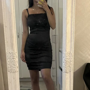 Klänning - Säljer denna skit snygga klänningen som tyvärr är för liten för mig❤️ nyskick använd två tre gånger🌸den är siden material och sitter tajt och är i lite brun färg🥰skriv för mera bilder💕