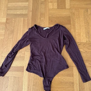 Body - Vinröd body med djup urringning! (Frakt tillkommer)