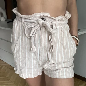 Linne shorts  - Skönaste linneshorten i en paperbag modell 