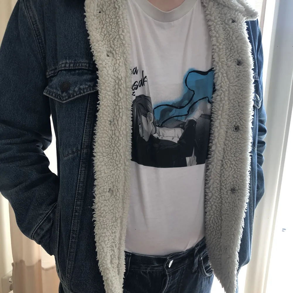 Jeansjacka med teddyfoder från Levis. Min killes från början men den är unisex och passar mig lika bra. Knappt använd, perfekt skick. Möts i Sthlm . Jackor.