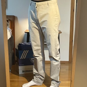 Hope chinos - Gråa hope chinos. Kommer inte till användning därav säljs dom