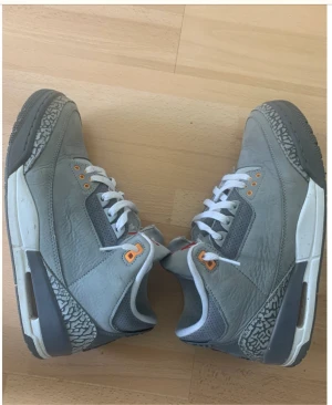 Jordan 3 cool grey - Använda ett tag fast inga hål nån stans