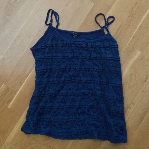 💓Spetslinne💓 - Säljer nu mitt omtyckta sommarlinne då jag tyvärr inte känner att färgen passar på mig. Spets och volanger på linnet som passar perfekt till ett par lågmidjade shorts!!💓Står M men skulle säga att den passar en XS-S. ❤️